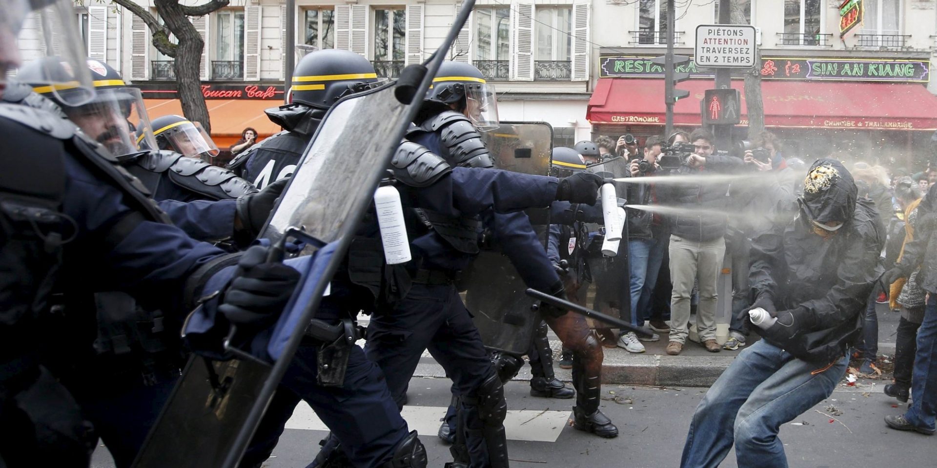 Demonstrators clash with CRS riot policemen near the Place de la Republique after the cancellation of a planned climate march following shootings in the French capital, ahead of the World Climate Change Conference 2015 (COP21), in Paris, France, November 29, 2015.            REUTERS/Eric Gaillard      TPX IMAGES OF THE DAY