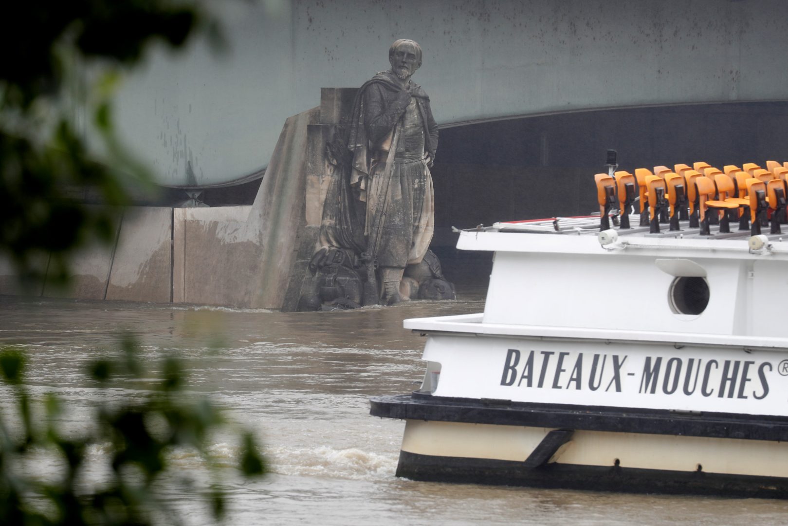 A "Bateaux Mouches" tourist boat approaches the Zouave statue on the Pont de l'Alma as high waters causes minor flooding along the Seine River in Paris, France, May 31, 2016 as the Zouave statue is considered an indicator of the level of the Seine, when his feet are under water, emergency flood precautions are taken. REUTERS/Charles Platiau