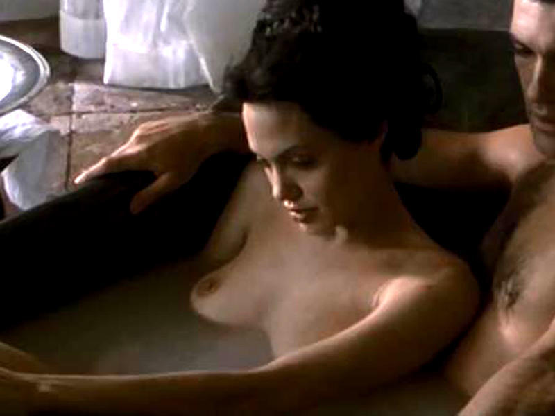 Обнаженная Анджелина Джоли на эротическом фото