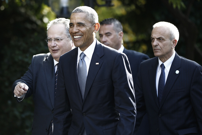 Ο υπουργός Εξωτερικών Νίκος Κοτζιάς (Α) συνοδεύει τον Πρόεδρο των Ηνωμένων Πολιτειών της Αμερικής, Μπάρακ Ομπάμα (Κ), στο Μέγαρο Μαξίμου, Αθήνα Τρίτη 15 Νοεμβρίου 2016. Ο Μπαράκ Ομπάμα, είναι ο τέταρτος πρόεδρος των ΗΠΑ που επισκέπτεται την Αθήνα, δεκαεπτά χρόνια μετά την επίσκεψη του Μπιλ Κλίντον, και φέρει στις αποσκευές του ένα σαφές μήνυμα στήριξης της ελληνικής προσπάθειας για ελάφρυνση του χρέους καθώς και αναγνώριση του σταθεροποιητικού ρόλου που διαδραματίζει η Ελλάδα στην ευρύτερη περιοχή. ΑΠΕ-ΜΠΕ/ΑΠΕ-ΜΠΕ/ΓΙΑΝΝΗΣ ΚΟΛΕΣΙΔΗΣ