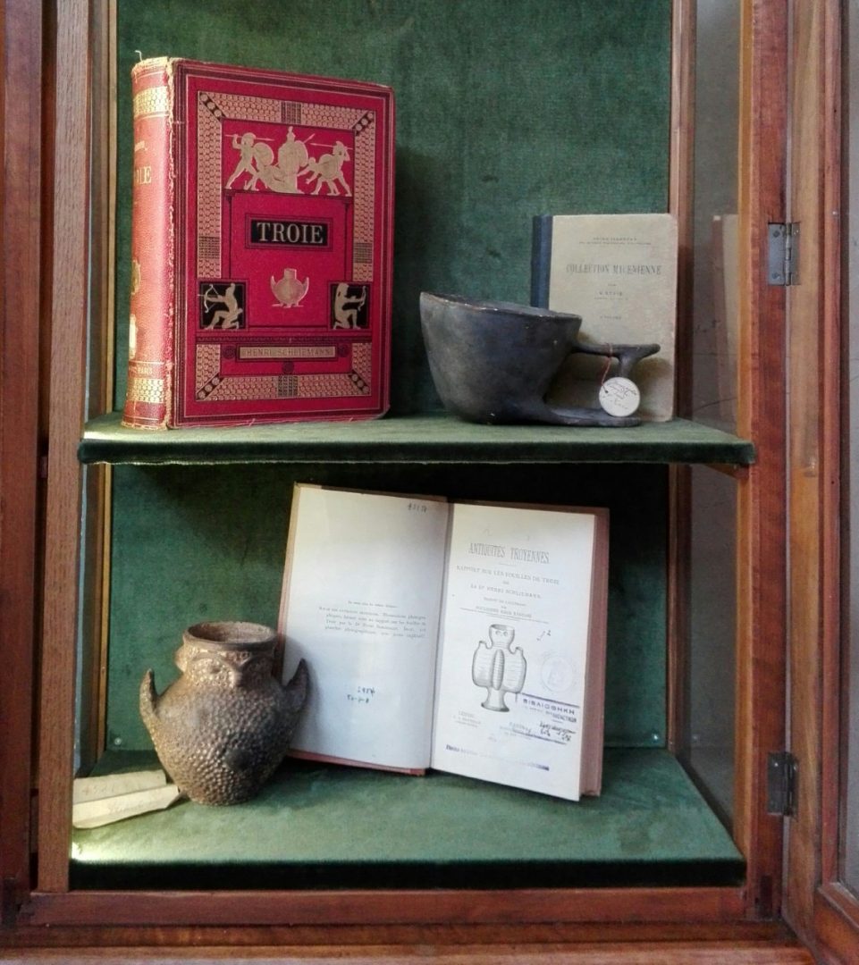 Μοναδικά ευρήματα του Ερρίκου και της Σοφίας Σλήμαν από την Τροία παρουσιάζονται στο Εθνικό Αρχαιολογικό Μουσείο.